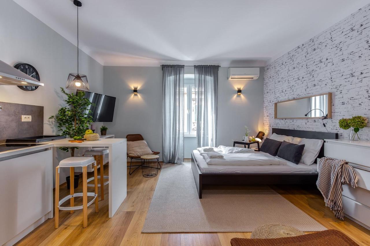 Adria Square Studios Рийека Екстериор снимка